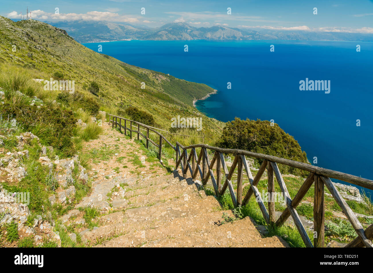 Vue panoramique à partir de Ciolandrea di Pianoro, près de San Giovanni a Piro. Le Cilento, Campanie, Italie. Banque D'Images