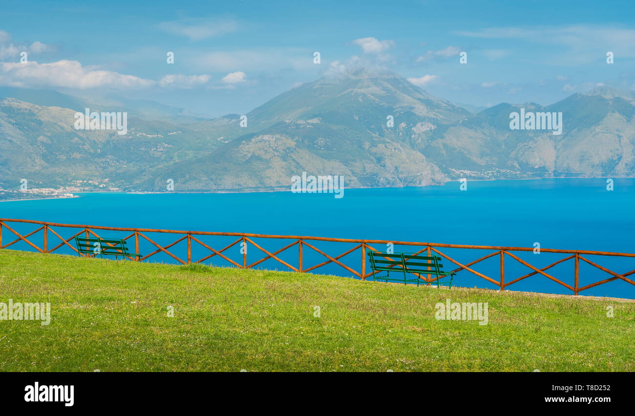 Vue panoramique à partir de Ciolandrea di Pianoro, près de San Giovanni a Piro. Le Cilento, Campanie, Italie. Banque D'Images