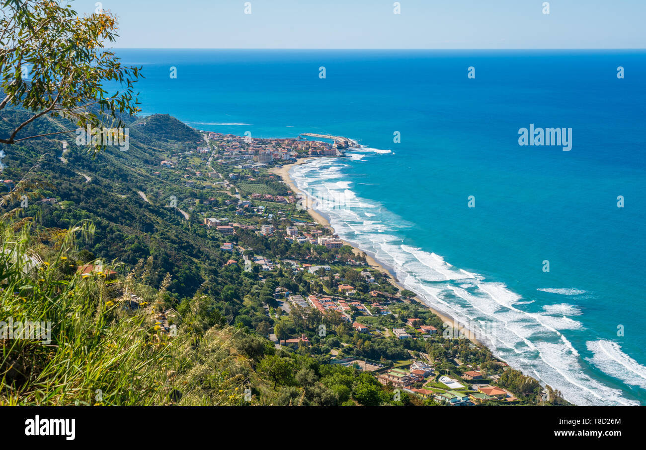 Vue panoramique de Acciaroli et la côte du Cilento. Campania, Italie. Banque D'Images