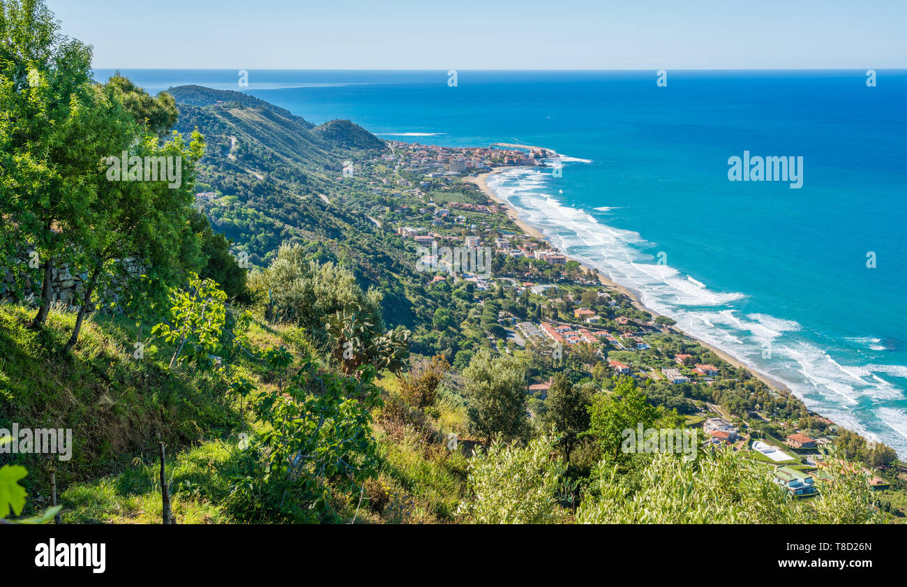 Vue panoramique de Acciaroli et la côte du Cilento. Campania, Italie. Banque D'Images