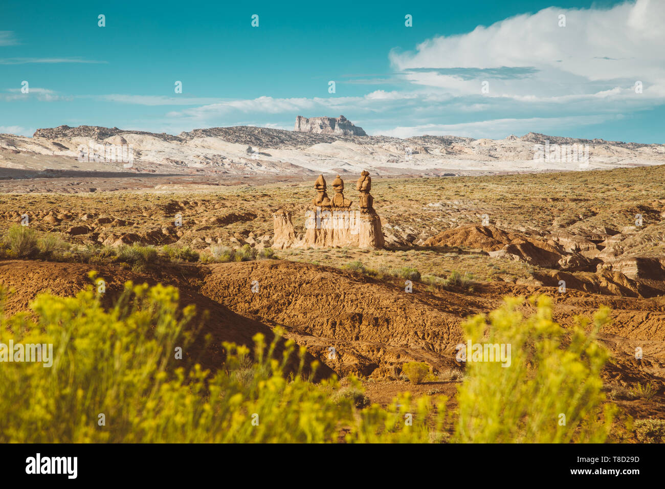 Vue panoramique de la magnifique paysage désertique avec des formations de grès hoodoos dans Goblin Valley State Park au coucher du soleil, de l'Utah, USA Banque D'Images