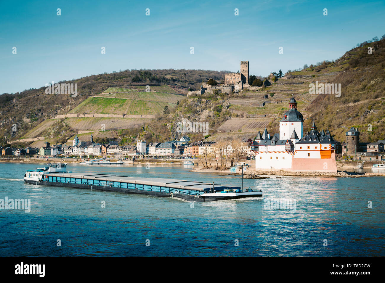 Belle vue sur la ville historique de Kaub Burg Pfalzgrafenstein célèbre avec le long du Rhin sur une magnifique journée ensoleillée avec ciel bleu au printemps, Rheinla Banque D'Images