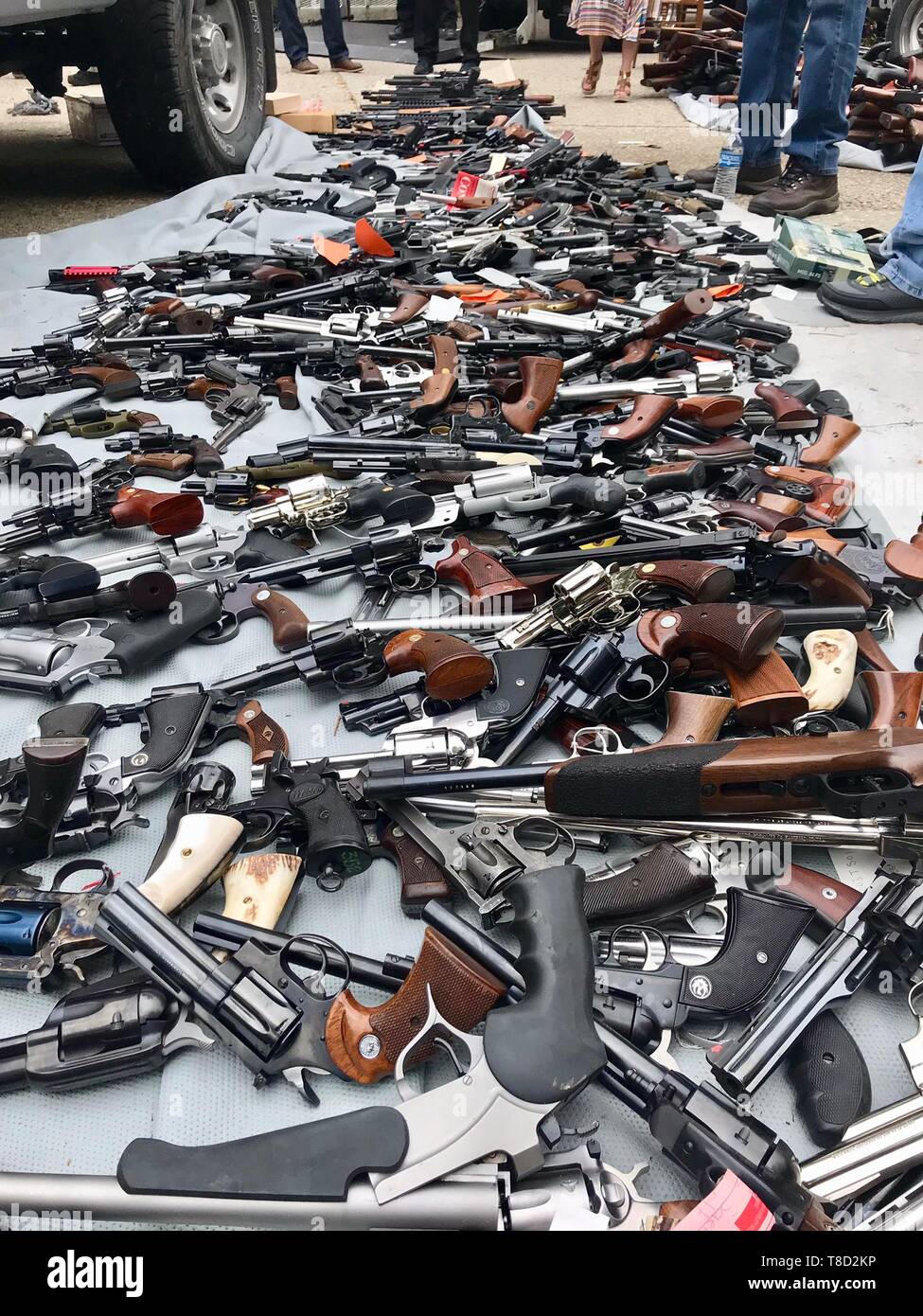 Des milliers d'armes saisies par la police de Los Angeles dans une maison dans le quartier Holmby Hills Le 8 mai 2019 à Los Angeles, Californie. Les autorités ont saisi les armes à la suite d'un appel anonyme concernant les ventes d'armes à feu illégales. Banque D'Images