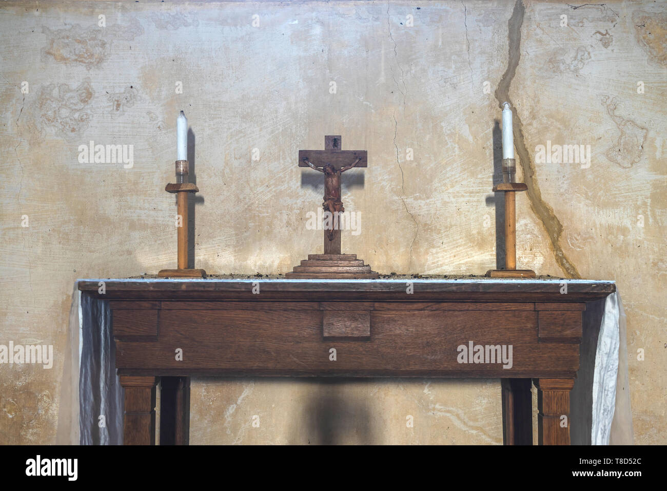 Croix sur un ancien autel à l'intérieur de St John the Baptist Church soignés par la CCT, une église dans la région de Eldon, Hampshire, England, UK Banque D'Images