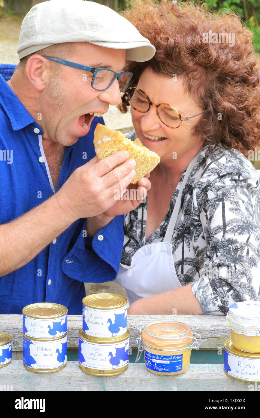 France, Landes, Chalosse, Donzacq, ferme Ducazaux, Nadine et Jean Marie Ducazaux et leurs produits de canard rillettes, pâté, foie gras) et un morceau de pastis landais (gateau moelleux au parfum de rhum et de vanille) Banque D'Images