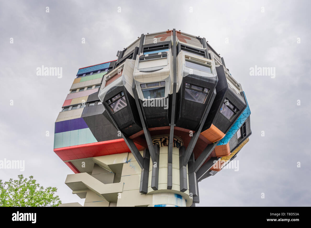 Le Bierpinsel (pinceau à bière) photographié de dessous, un bâtiment emblématique et original dans le quartier de Steglitz construit dans les années 1970, Berlin, Allemagne Banque D'Images