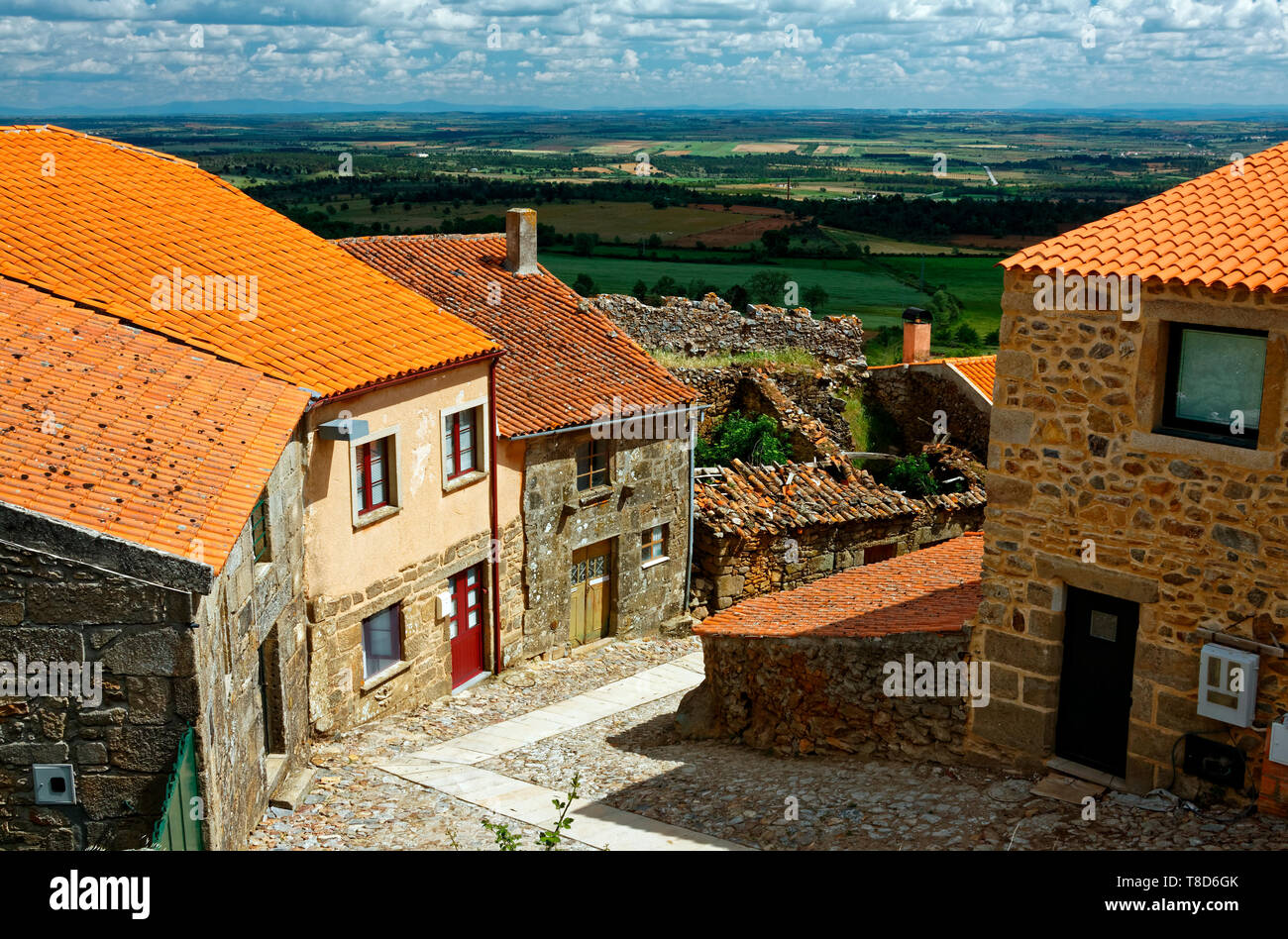 Scène de rue, rues étroites, escarpées, village historique médiévale ; ; vieux bâtiments en pierre, toits de tuile, les terres agricoles, au-delà de l'Europe ; Castelo Rodrigo ; Portugal ; ho Banque D'Images