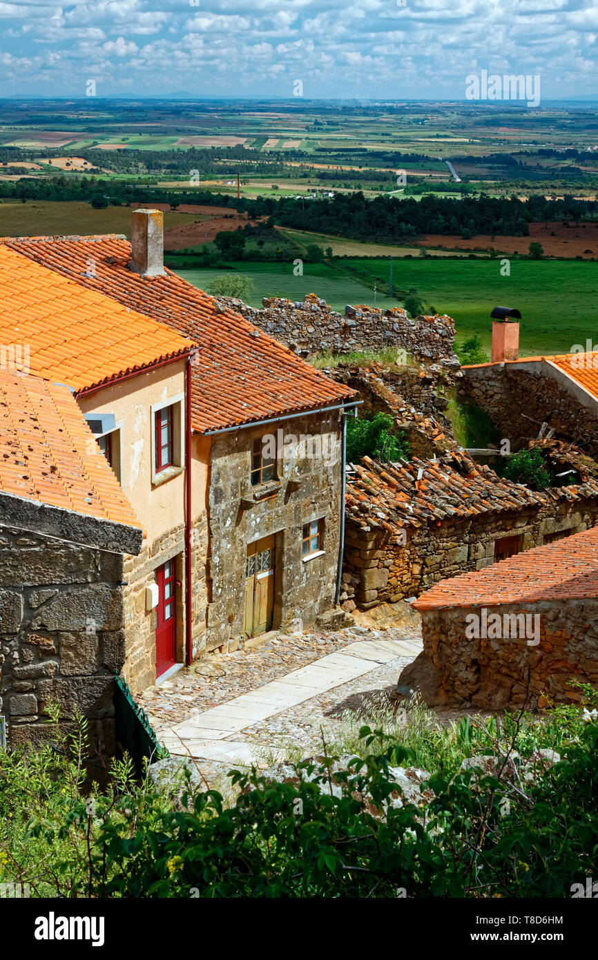 Scène de rue, rues étroites, escarpées, village historique médiévale ; ; vieux bâtiments en pierre, maison en ruine abandonné ; au-delà des terres agricoles, l'Europe ; Castelo Rodrig Banque D'Images