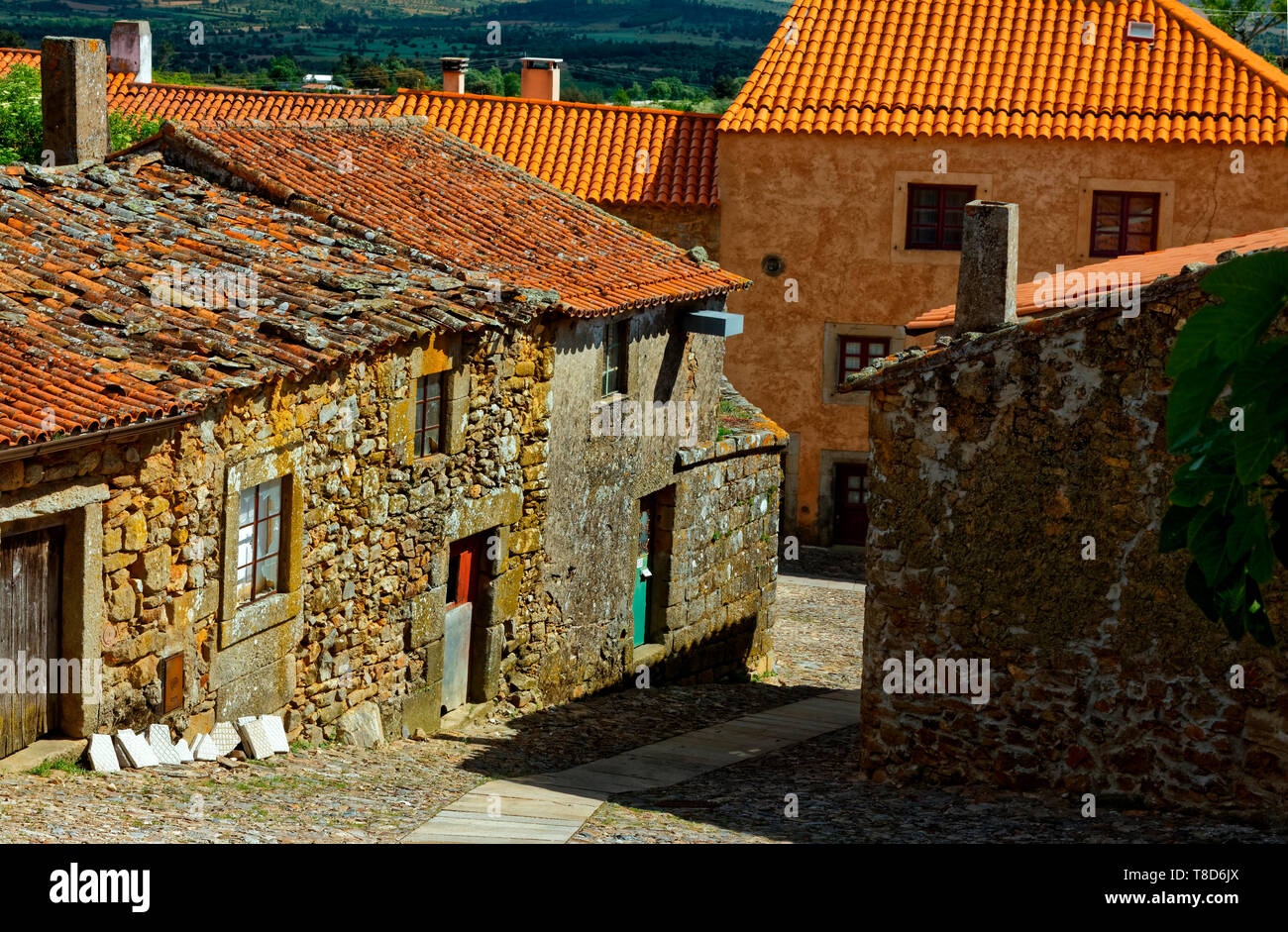 Scène de rue, rues étroites, escarpées, village historique médiévale ; ; vieux bâtiments en pierre ; un mauvais état, toits de tuile, pittoresque, l'Europe ; Castelo Rodrigo ; P Banque D'Images