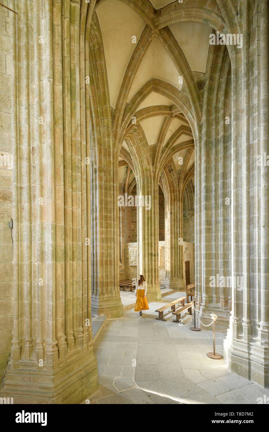 France, Manche, le Mont-Saint-Michel, jeune femme à l'intérieur de l'église et le choeur gothique Banque D'Images
