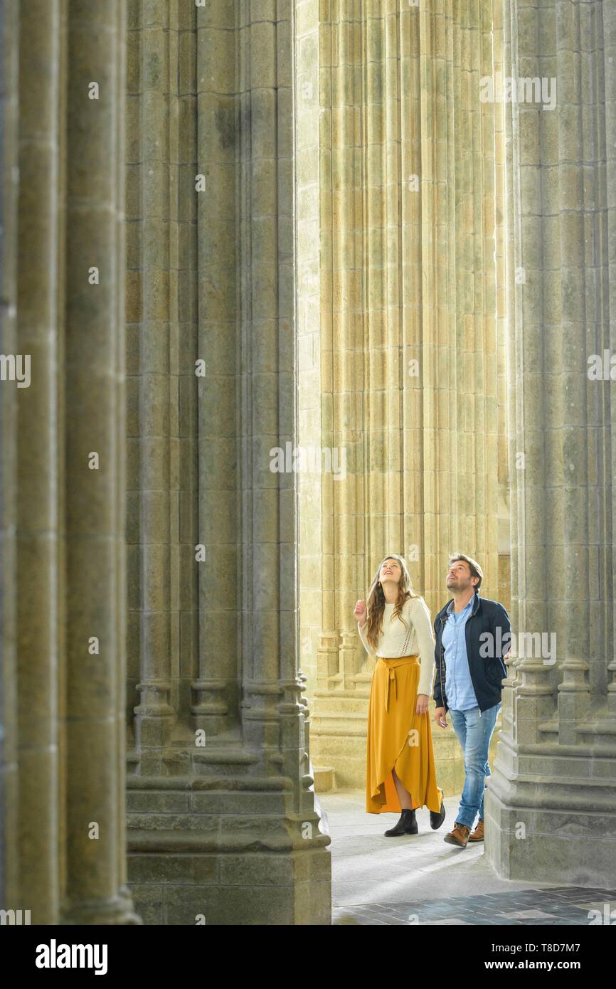 France, Manche, le Mont-Saint-Michel, en couple dans l'intérieur de l'église et le choeur gothique Banque D'Images