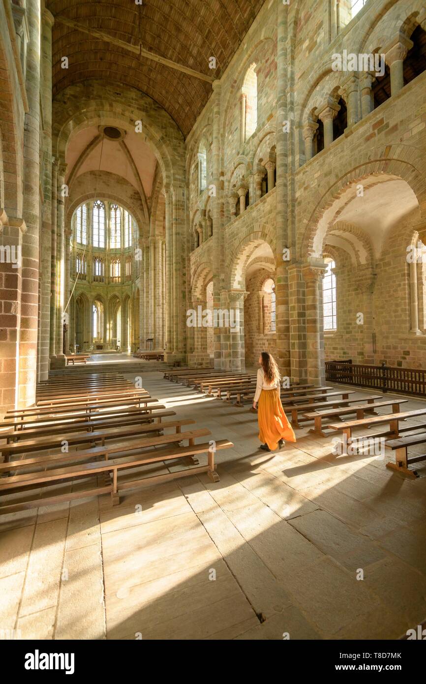 France, Manche, le Mont-Saint-Michel, jeune femme à l'église de l'intérieur Banque D'Images