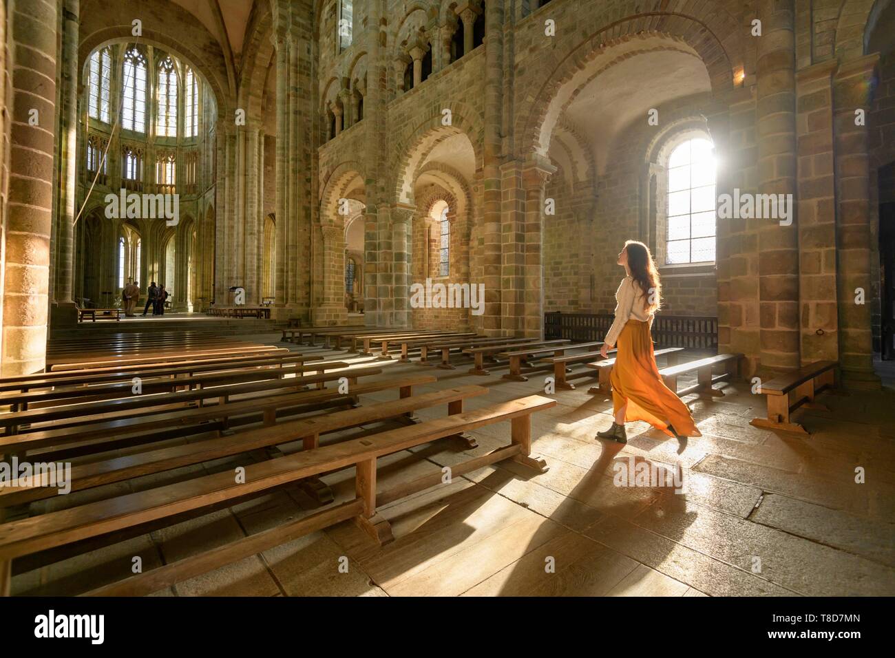 France, Manche, le Mont-Saint-Michel, jeune femme à l'église de l'intérieur Banque D'Images
