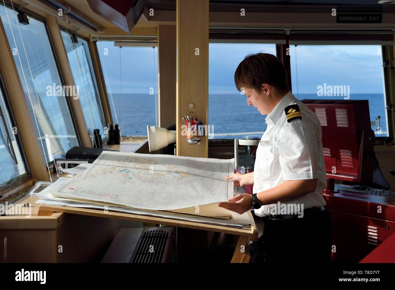 Le Groenland, côte nord-ouest, la baie de Baffin, l'officier de navigation de la Maja Sabolic Hurtigruten MS Fram, navire de croisière l'étude du site Banque D'Images