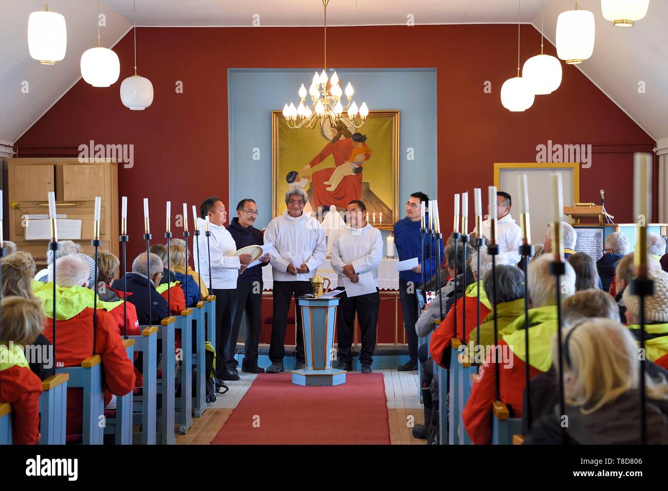 Le Groenland, côte nord-ouest, Qaanaaq ou nouveaux, les Inuits de Thulé choeur à l'église Banque D'Images Le Groenland, côte nord-ouest, Qaanaaq ou nouveaux, les Inuits de Thulé choeur à l'église Banque D'Images