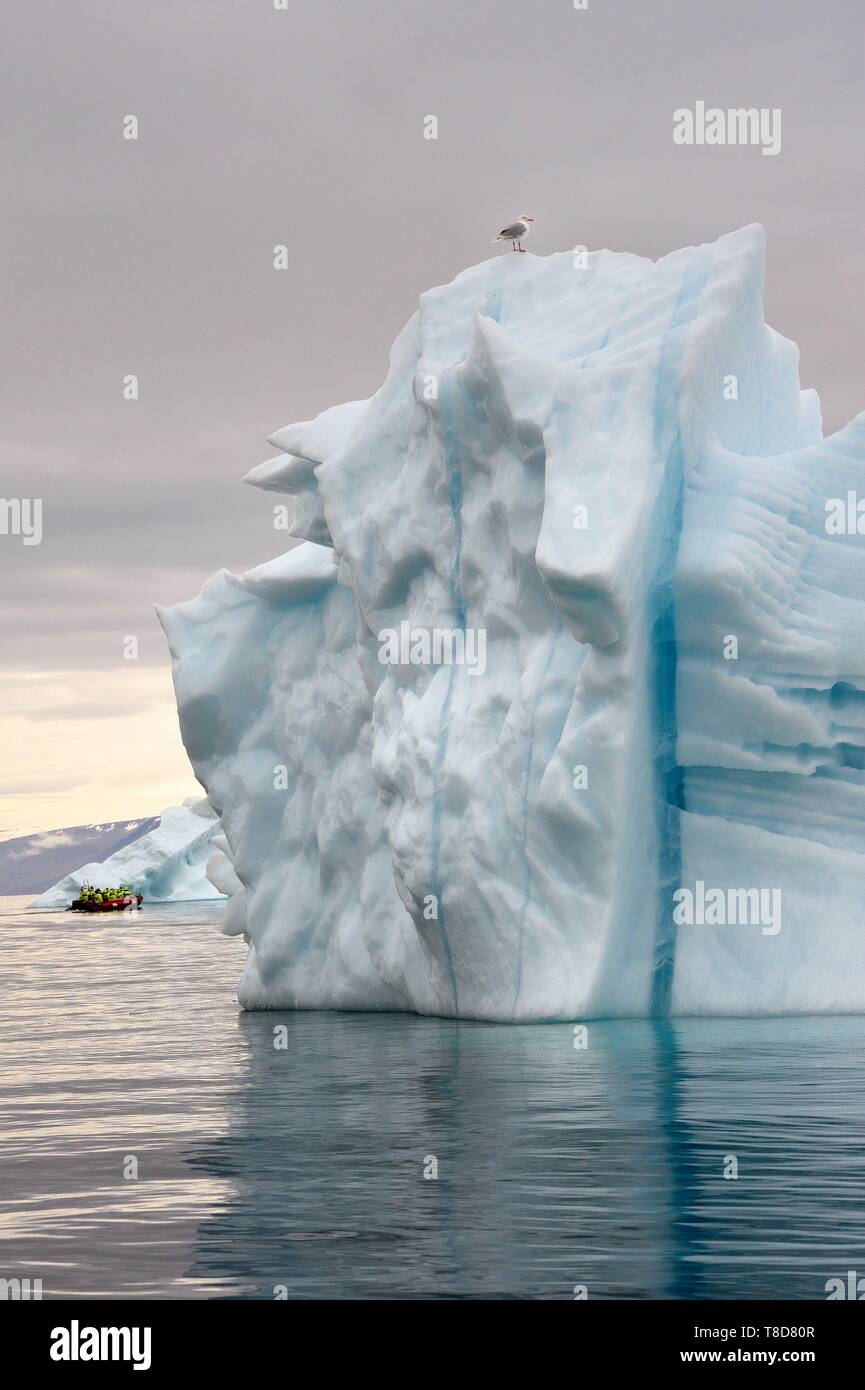 Le Groenland, côte nord-ouest, la mer de Baffin, Fjord d'Inglefield vers Qaanaaq, iceberg et une exploration PolarCirkel bateau (Zodiac) du MS Fram navire Hurtigruten de cruse Banque D'Images