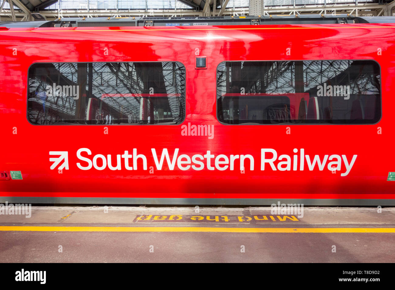 Le sud-ouest de wagons de chemin de fer et à couleurs London Waterloo, UK Banque D'Images