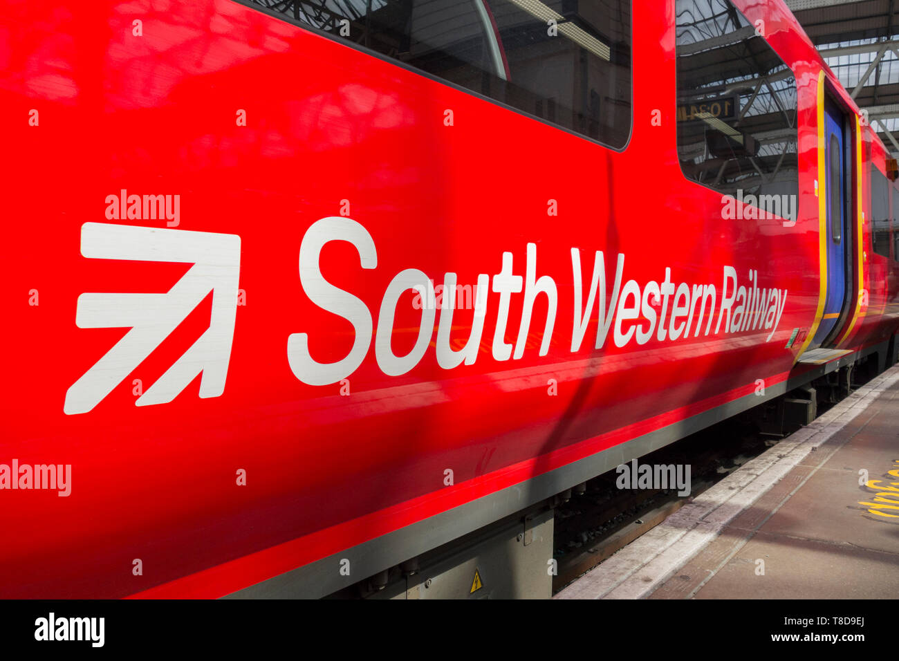 Le sud-ouest de wagons de chemin de fer et à couleurs London Waterloo, UK Banque D'Images
