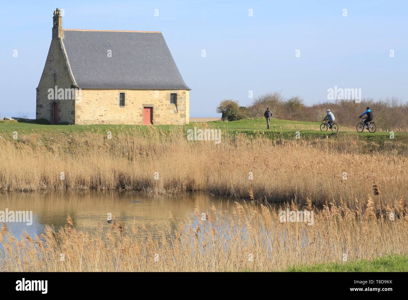 La France, de l'Ille et Vilaine, Côte d'Emeraude, Baie du Mont Saint Michel, classé au Patrimoine Mondial de l'UNESCO, Saint Broladre, la Chapelle Sainte Anne (17e siècle) au bord de la digue de la Duchesse Anne Banque D'Images