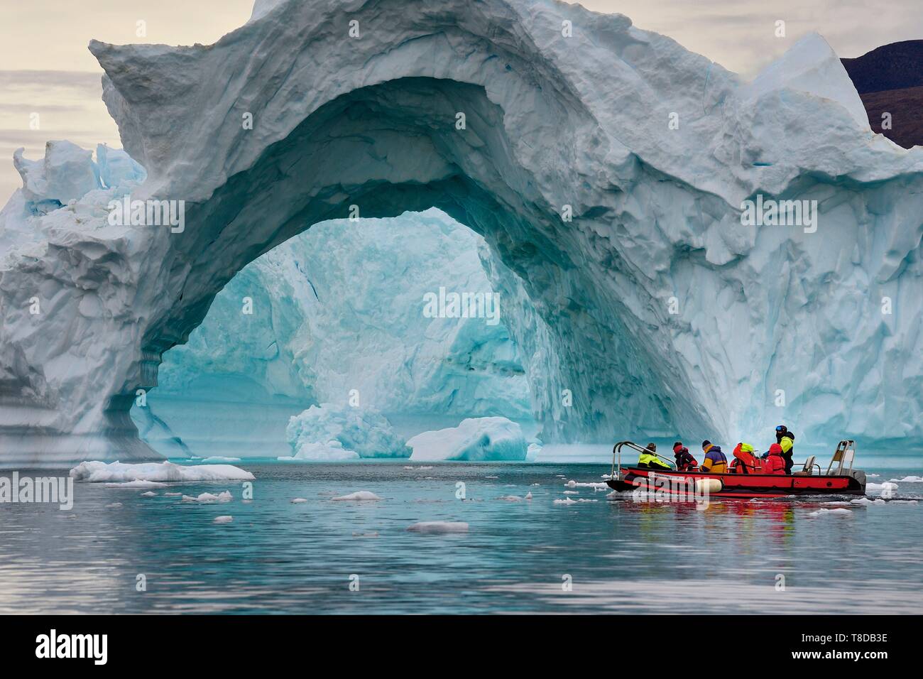 Le Groenland, côte nord-ouest, vers le fjord d'Inglefield Qaanaaq, iceberg formant un arc et une exploration du zodiaque MS Fram navire Hurtigruten de cruse Banque D'Images