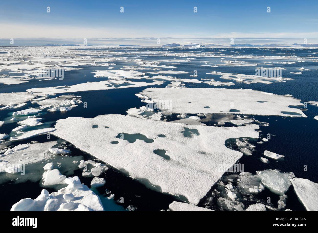 Le Groenland, côte nord-ouest, le détroit de Smith au nord de la baie de Baffin, morceaux de glace de mer de l'Arctique canadien et la côte de l'île d'Ellesmere dans l'arrière-plan Banque D'Images