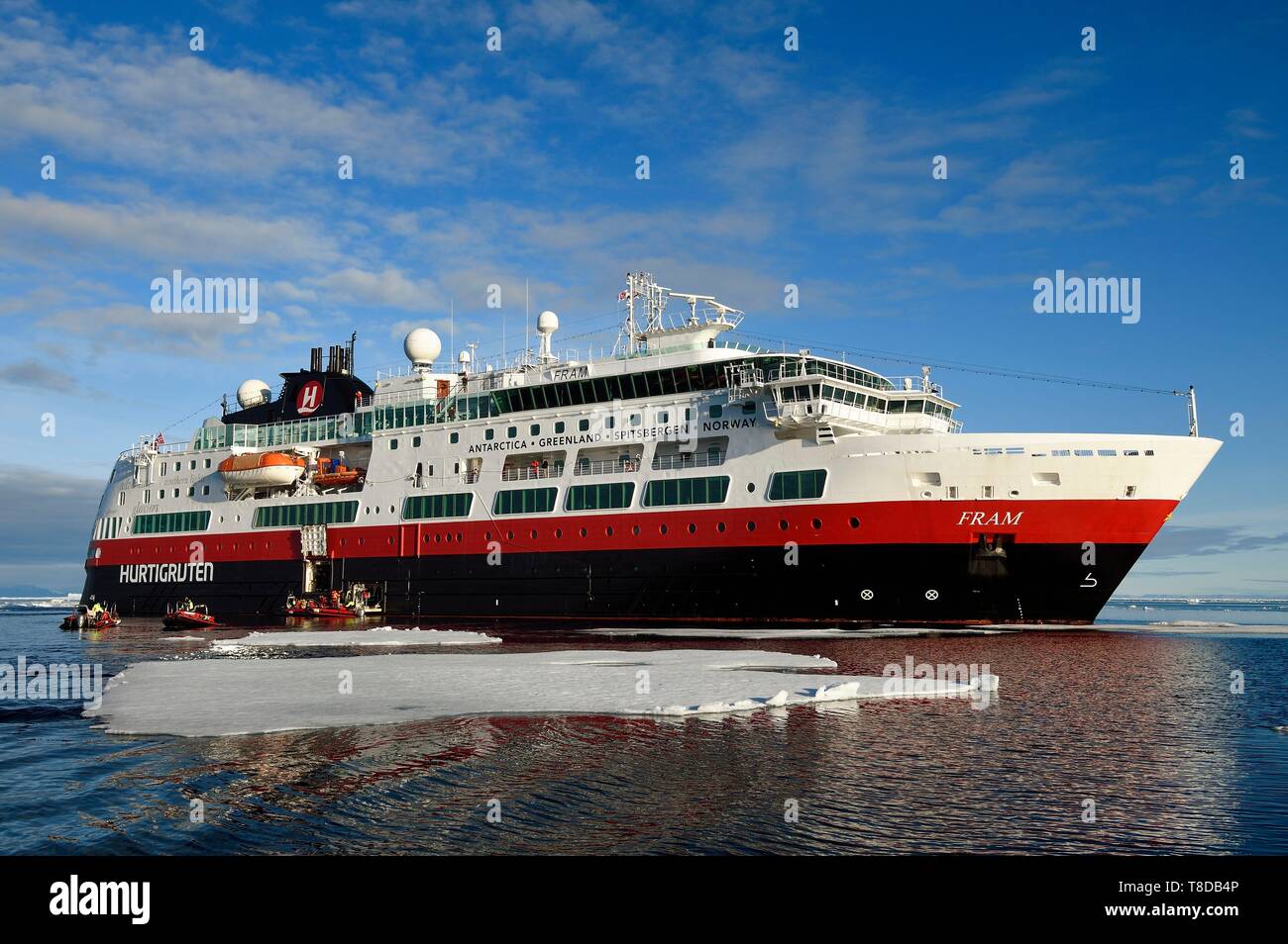 Le Groenland, côte nord-ouest, le détroit de Smith au nord de la baie de Baffin, MS Fram navire Hurtigruten de cruche à côté de la glace de mer arctique, latitude : 78 21 55 788░' N Banque D'Images