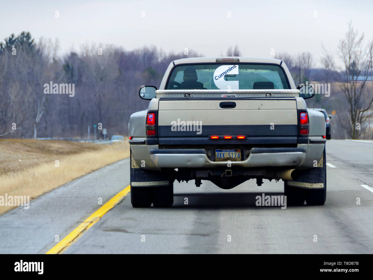 Un GMC Sierra 3500HD 4RM Denali camionnette, un gaz goinfre, sur une autoroute du Michigan, USA. Banque D'Images