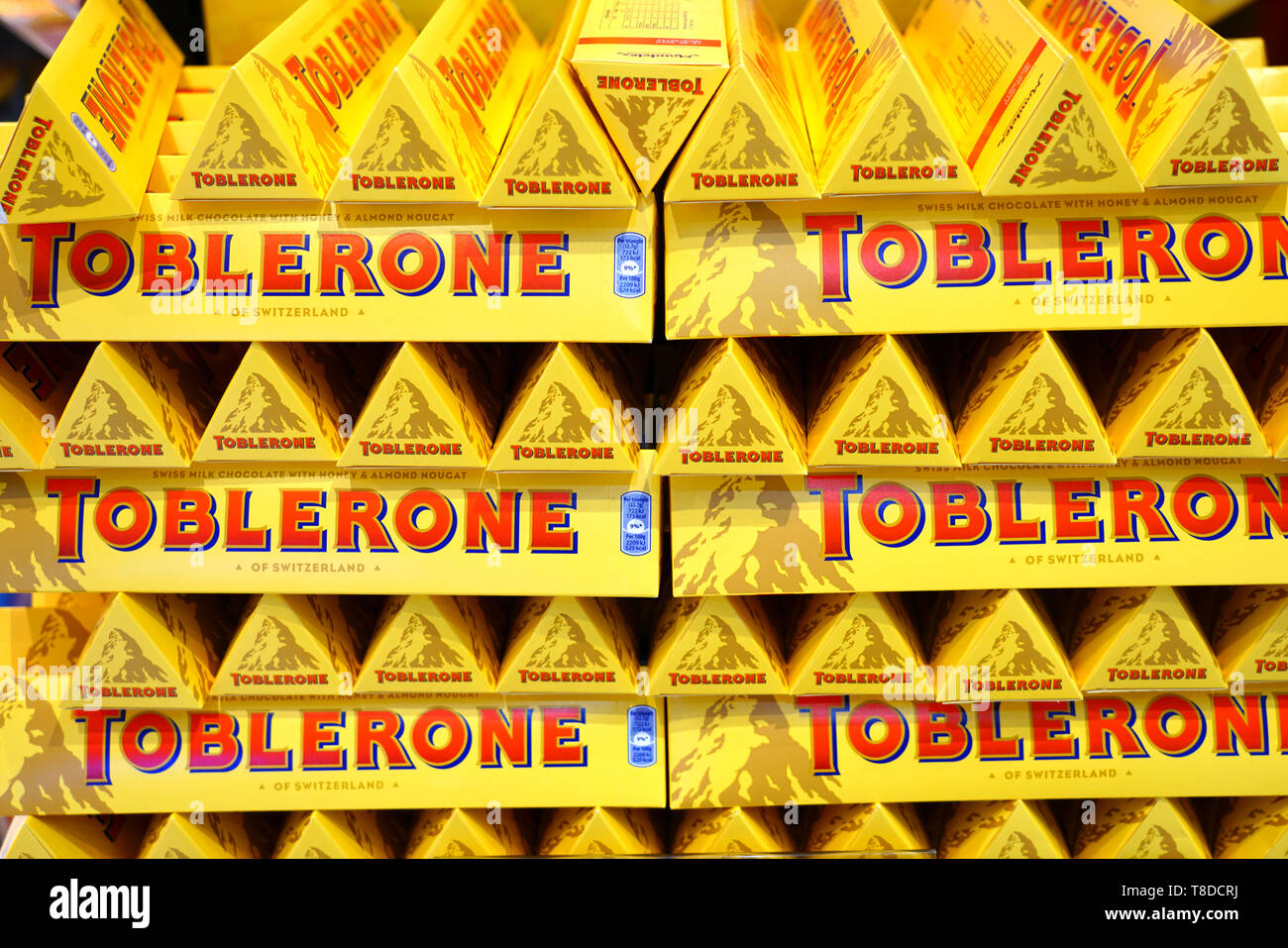 HEATHROW, ANGLETERRE - 3 AVRIL 2019- voir des paquets de Toblerone, une  marque de chocolat suisse en ce moment la propriété de la société  confiserie nous Mondelez International Photo Stock - Alamy