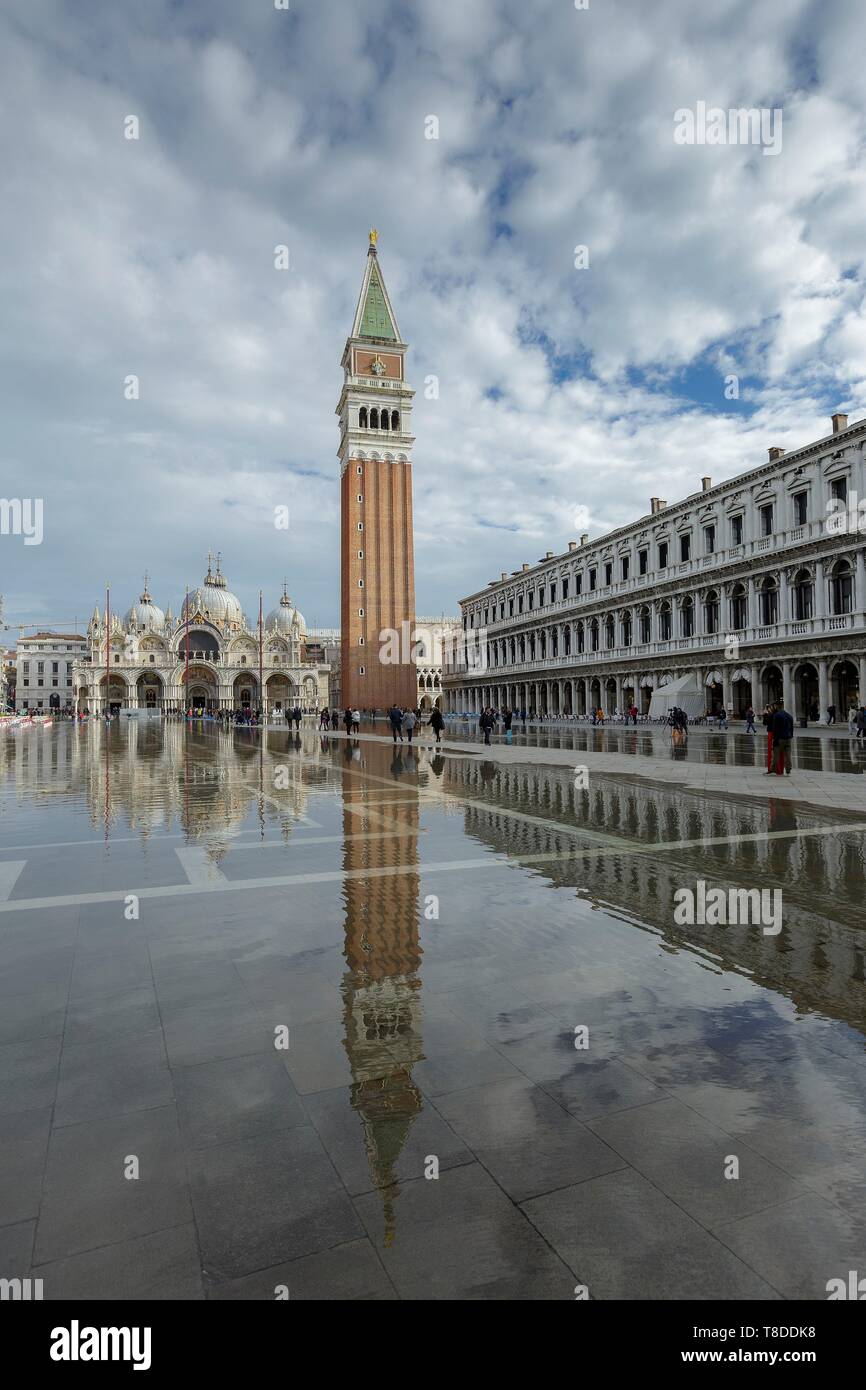 Italie, Vénétie, Venise classés au Patrimoine Mondial par l'UNESCO, quartier de San Marco, façade de Procuratie Nuove, cathédrale Saint Marc et la basilique Saint Marc, sur la tour de la place St Marc au cours d'acqua alta Banque D'Images