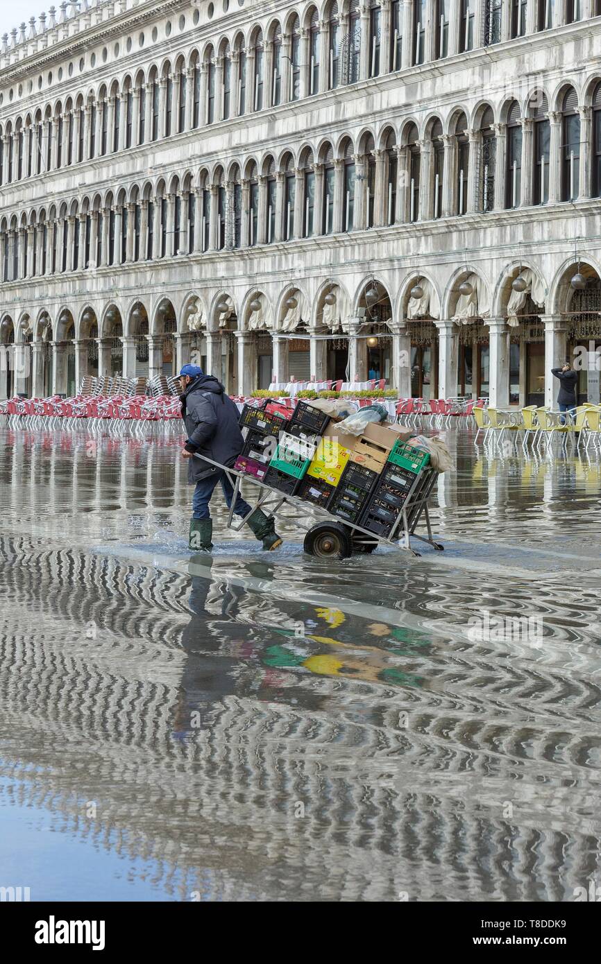 Italie, Vénétie, Venise classés au Patrimoine Mondial par l'UNESCO, façade de Procuratie Vecchie et terrasse de Gran Café Cuadri sur la place St Marc au cours d'acqua alta Banque D'Images