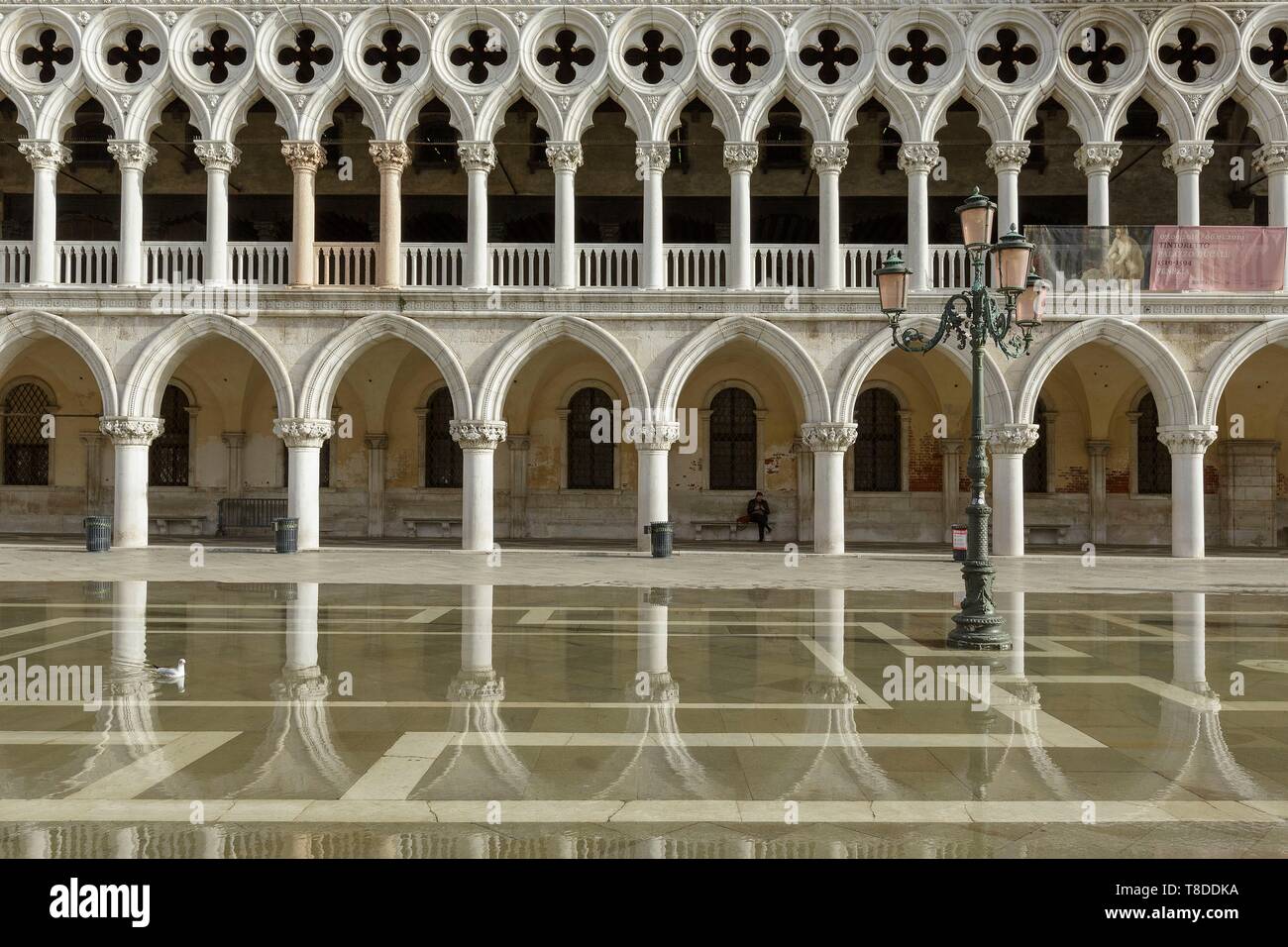 Italie, Vénétie, Venise classés au Patrimoine Mondial par l'UNESCO, quartier de San Marco, façade de style gothique et Renaissance du Palazzo Ducale (Palais des Doges) sur Piazetta San Marco (peu de place St Marc) au cours de l'acqua alta Banque D'Images