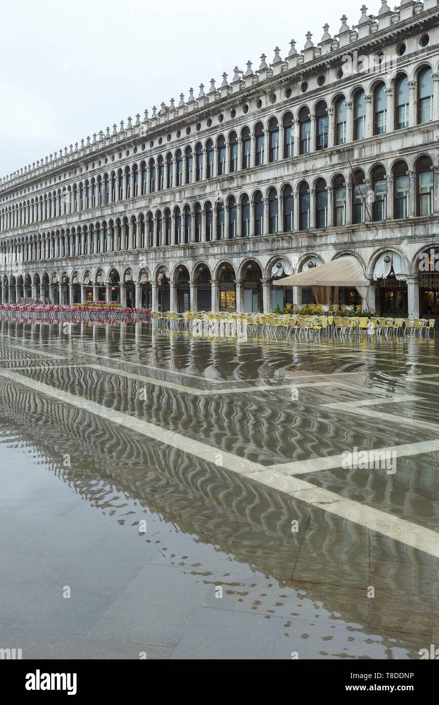 Italie, Vénétie, Venise classés au Patrimoine Mondial par l'UNESCO, quartier de San Marco, façade de Procuratie Vecchie et terrasses de café et Cuadri Gran Café Lavena sur la place St Marc au cours d'acqua alta Banque D'Images
