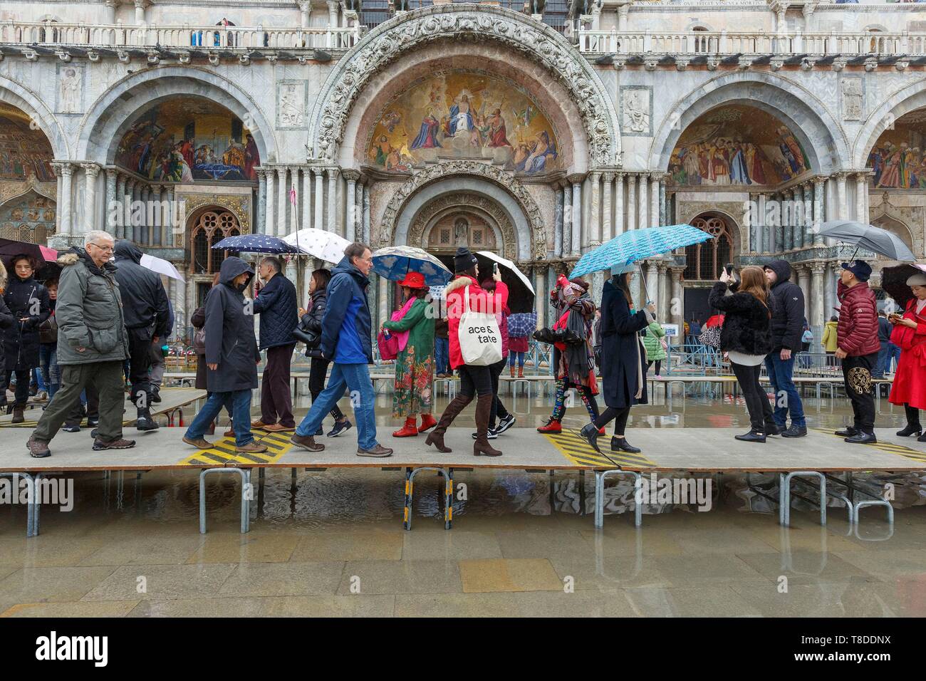 Italie, Vénétie, Venise classés au Patrimoine Mondial par l'UNESCO, quartier de San Marco, les touristes en face de Saint Marc basilique cathédrale sur la place St Marc au cours d'acqua alta Banque D'Images