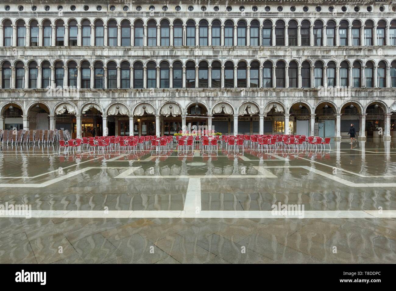 Italie, Vénétie, Venise classés au Patrimoine Mondial par l'UNESCO, quartier de San Marco, façade de Procuratie Vecchie et terrasse de Gran Café Cuadri sur la place St Marc au cours d'acqua alta Banque D'Images