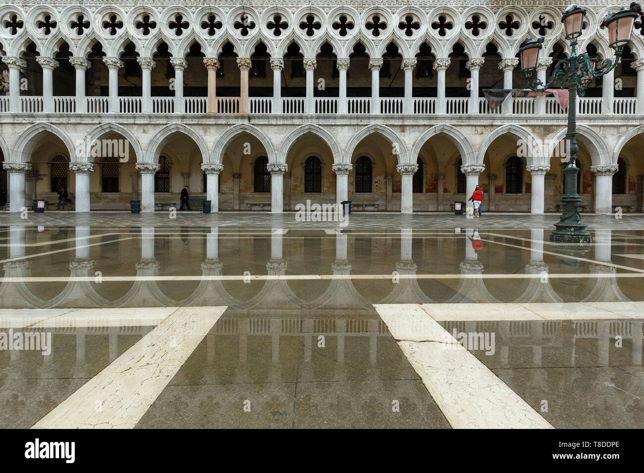 Italie, Vénétie, Venise classés au Patrimoine Mondial par l'UNESCO, quartier de San Marco, façade de style gothique et Renaissance du Palazzo Ducale (Palais des Doges) sur Piazetta San Marco (peu de place St Marc) au cours de l'acqua alta Banque D'Images