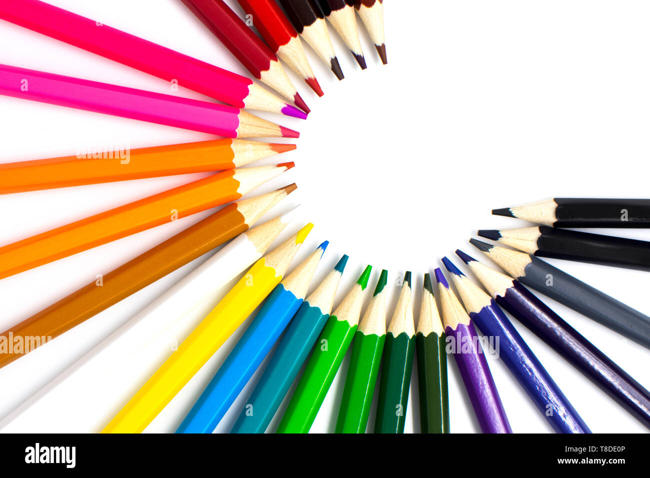 Crayons de couleur sur fond blanc.retour à l'école. commencer les études. Les enfants et les dessins. Les couleurs du drapeau gay arc-en-ciel. Banque D'Images