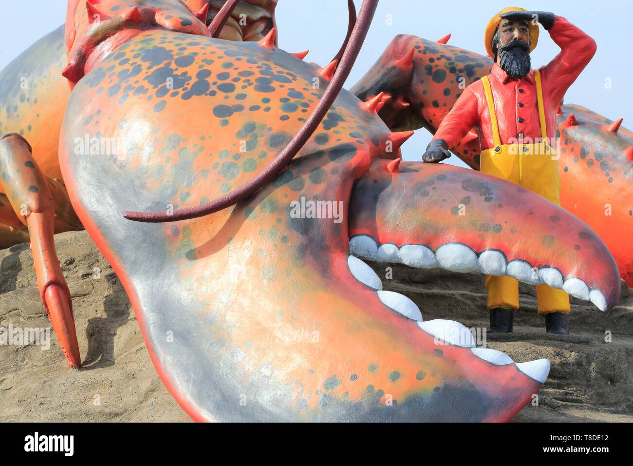 Canada, Nouveau-Brunswick, Acadie, comté de Westmorland, à Shediac (auto-proclamée capitale mondiale du homard), statue d'un pêcheur et d'un homard (le plus gros requin-taupe commun de ce crustacé) créé en 1990 Banque D'Images