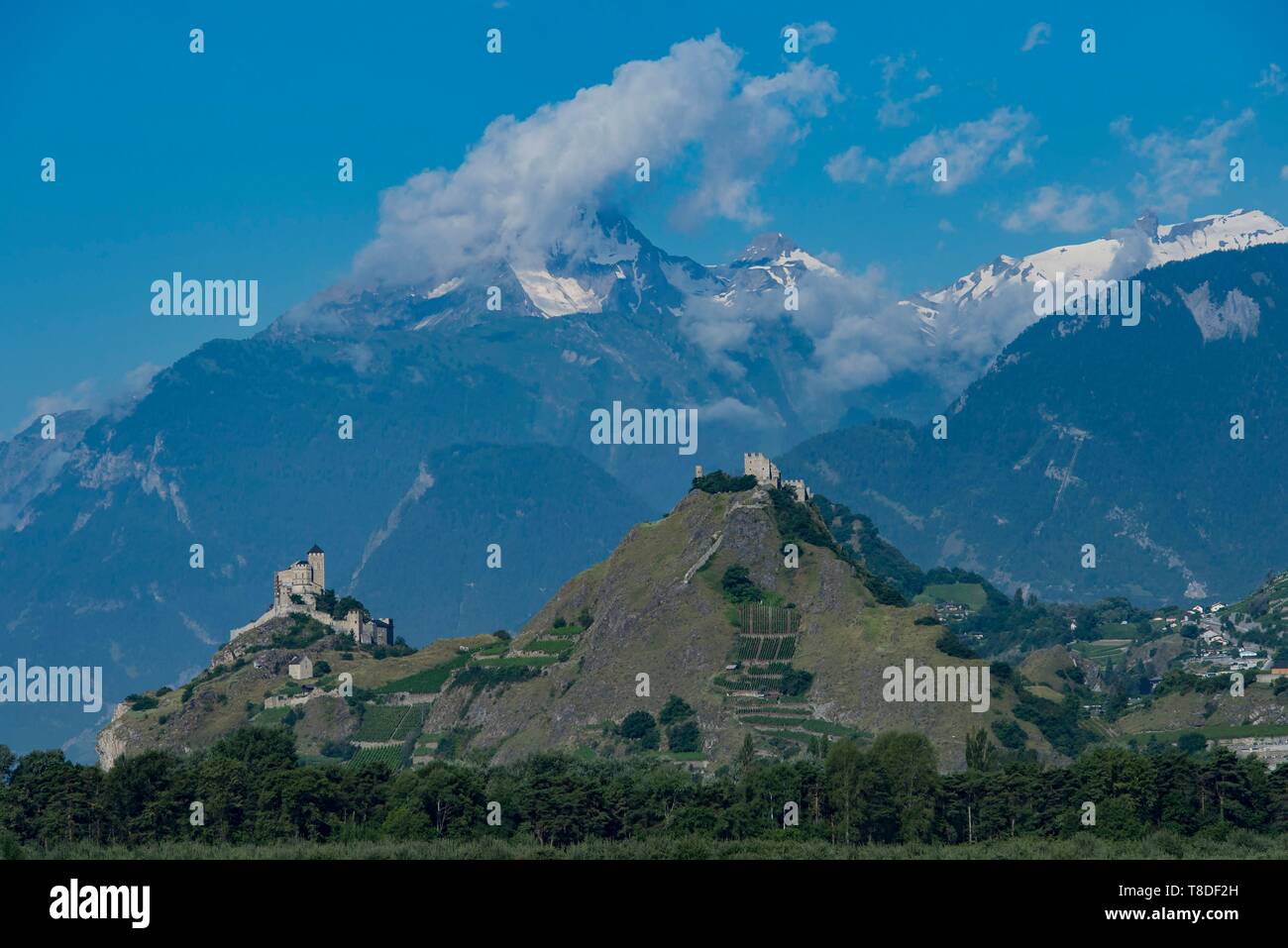 Suisse, Valais, Sion, le château de Tourbillon, la basilique de Valère et la montagne de Grand Chavalard Banque D'Images