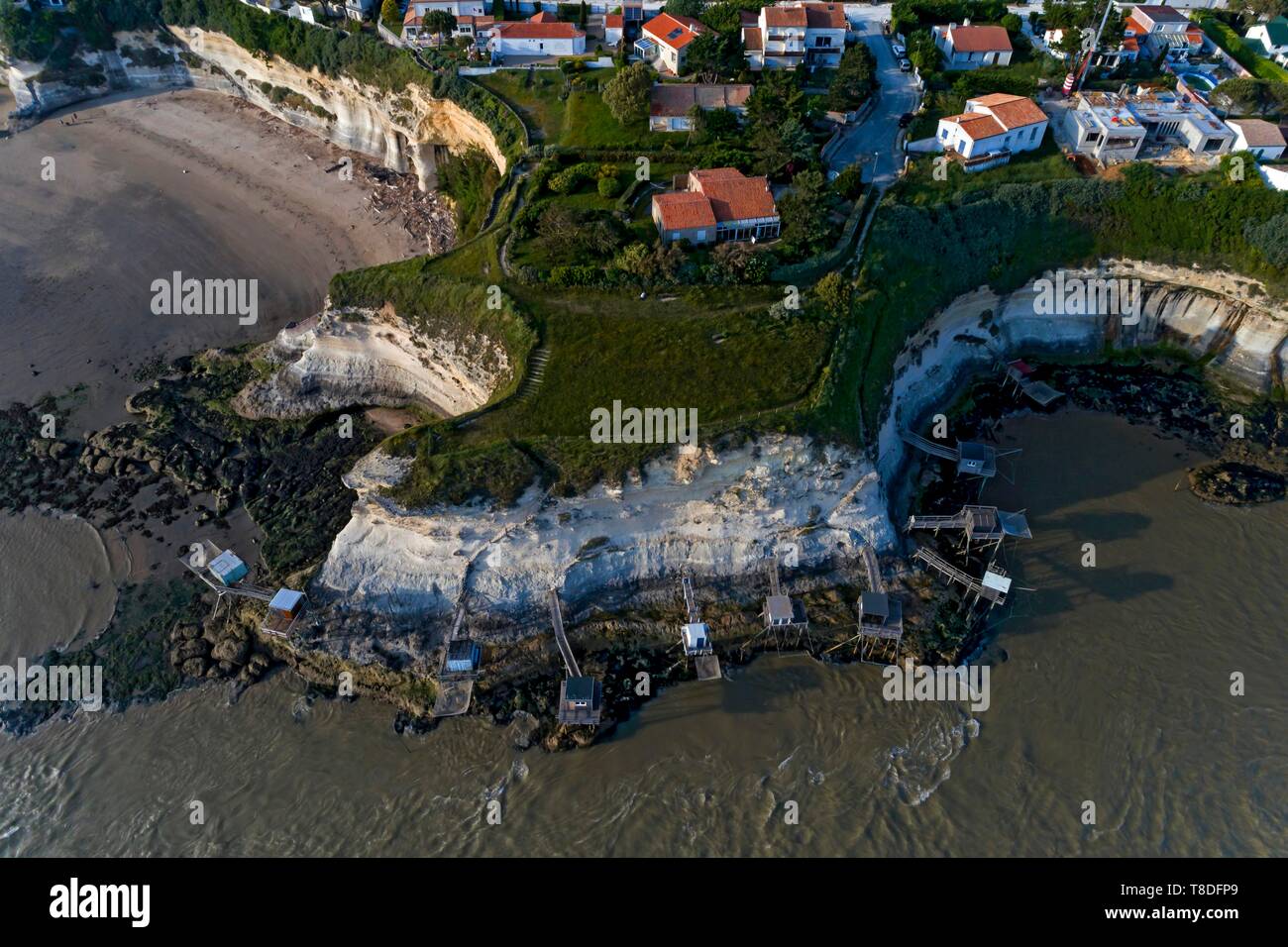 La France, Charente-Maritime, Saintonge, côte de Beauté, Royan, Meschers-sur-Gironde, falaises et habitations troglodytiques (vue aérienne) (vue aérienne) Banque D'Images