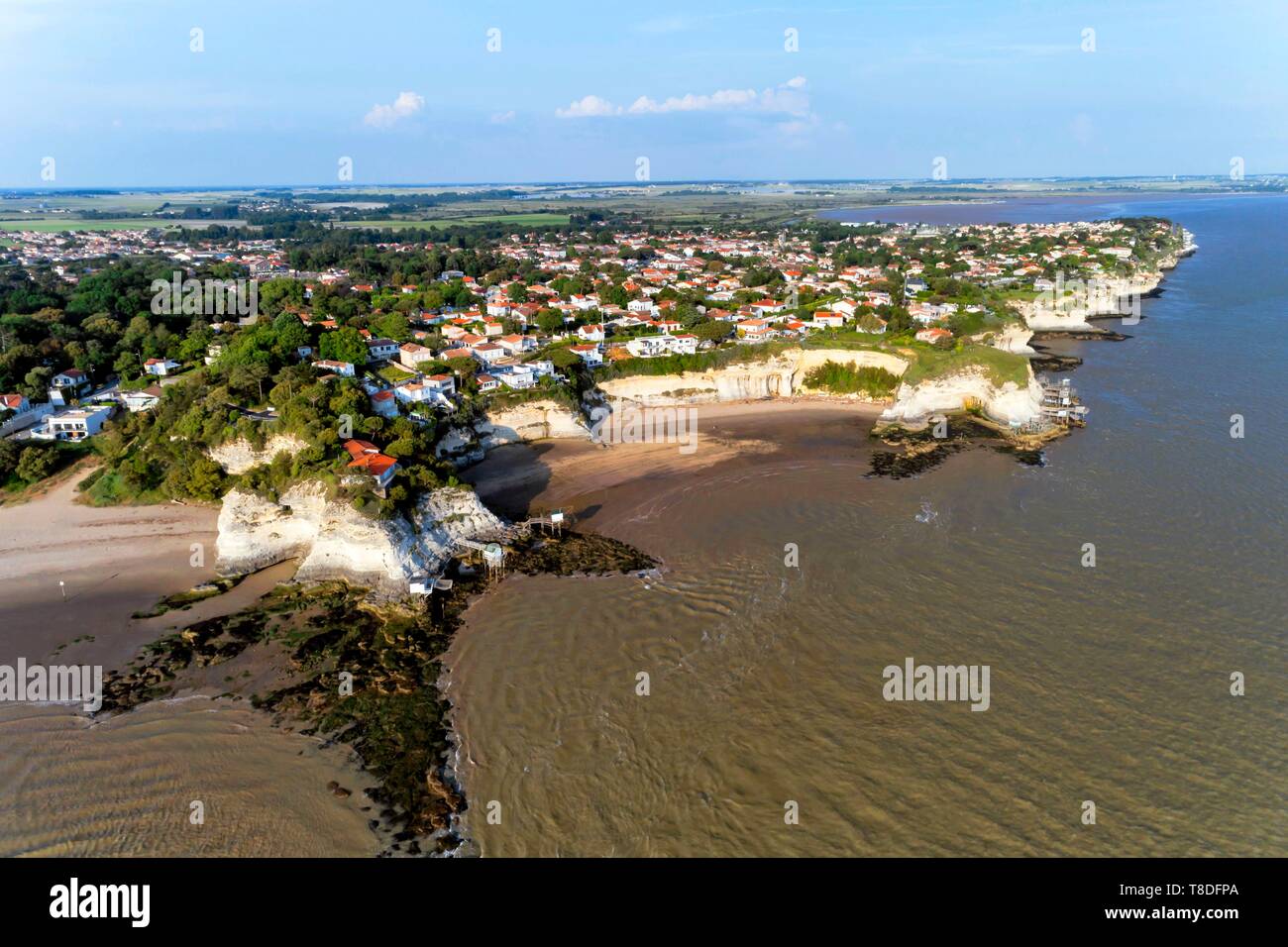 La France, Charente-Maritime, Saintonge, côte de Beauté, Royan, Meschers-sur-Gironde, falaises et habitations troglodytiques (vue aérienne) (vue aérienne) Banque D'Images