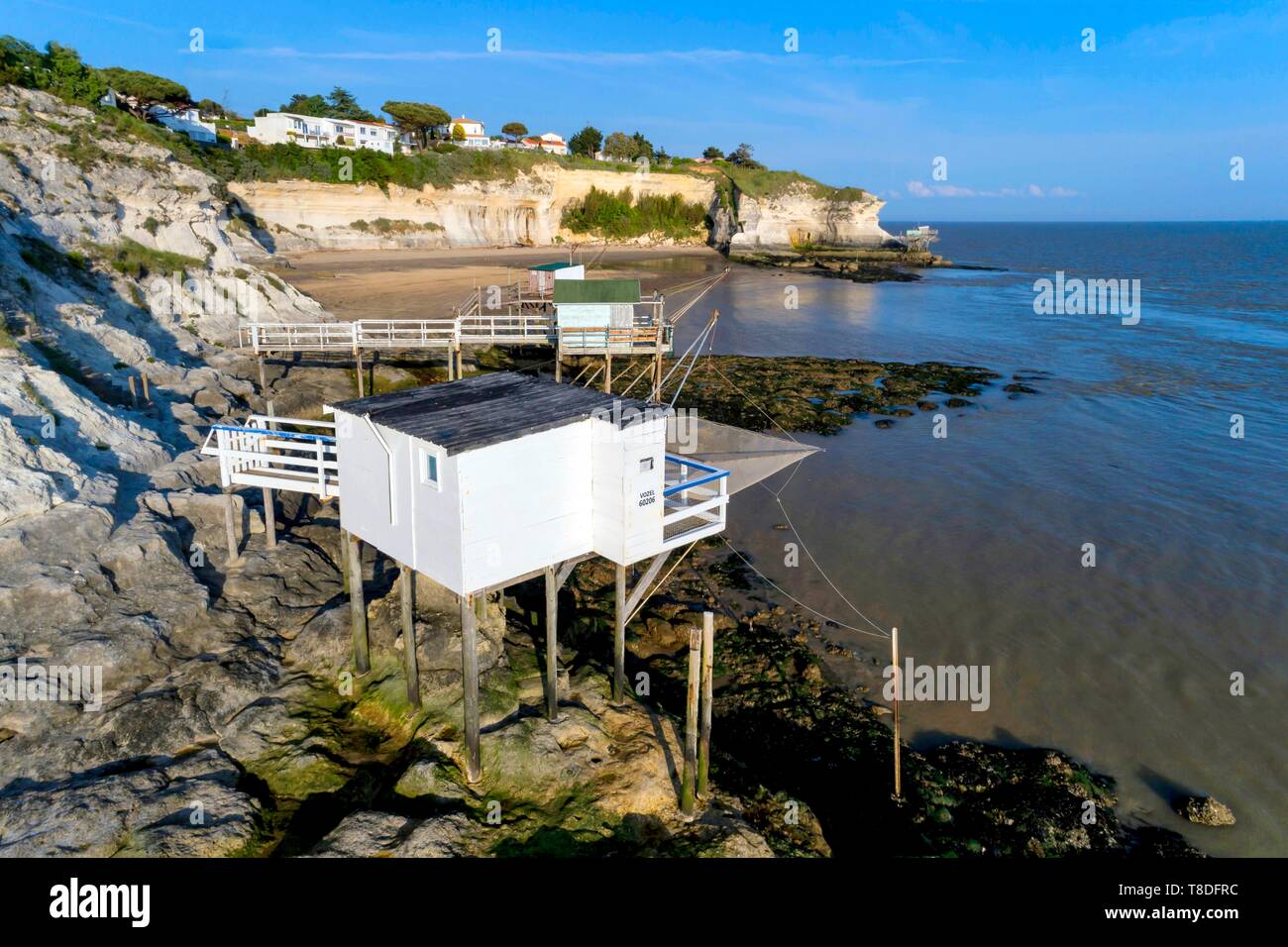 La France, Charente-Maritime, Saintonge, côte de Beauté, Royan, Meschers-sur-Gironde, falaises et habitations troglodytiques (vue aérienne) (vue aérienne) Banque D'Images