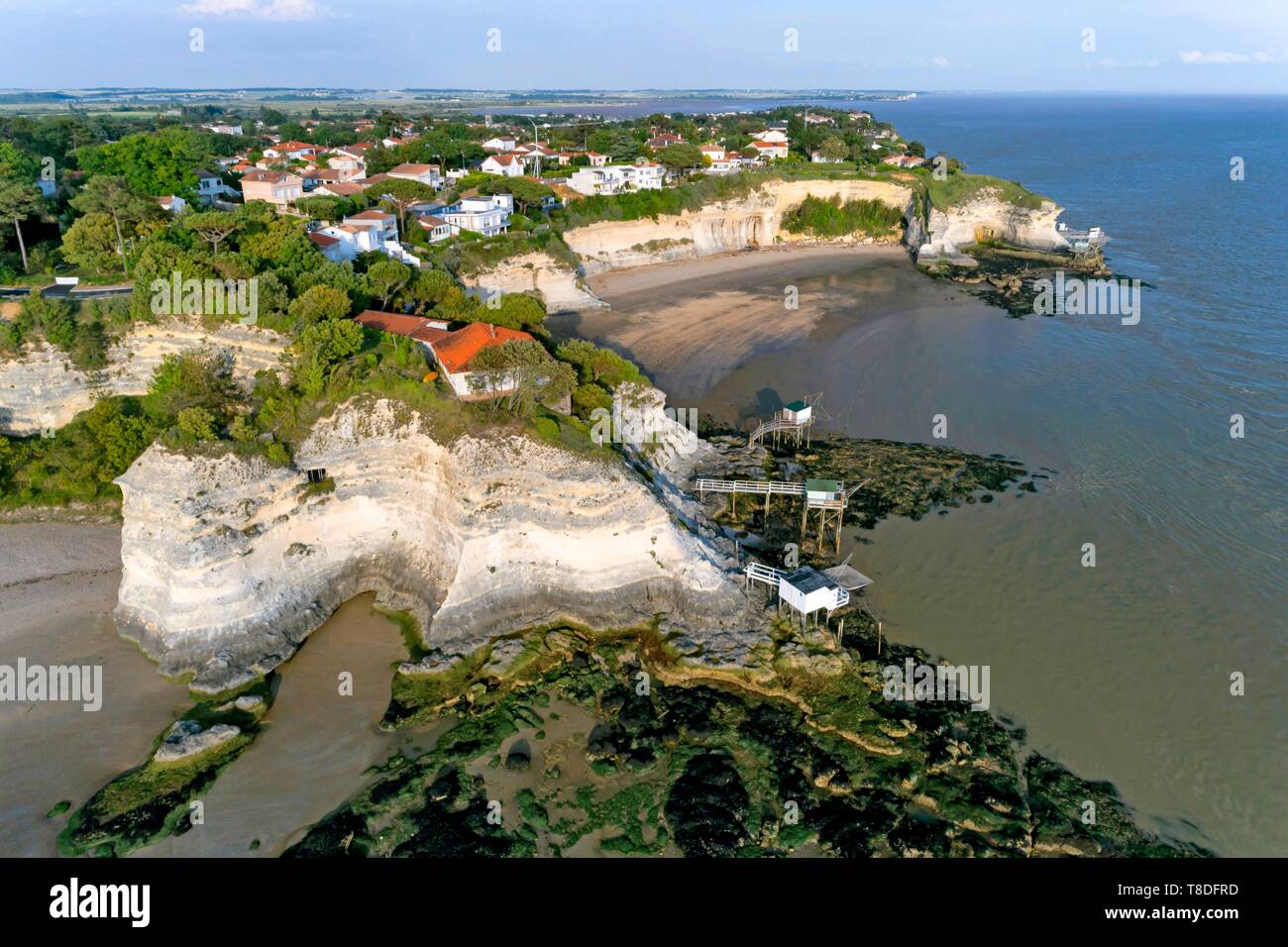 La France, Charente-Maritime, Saintonge, côte de Beauté, Royan, Meschers-sur-Gironde, falaises et habitations troglodytiques (vue aérienne) (vue aérienne) Banque D'Images