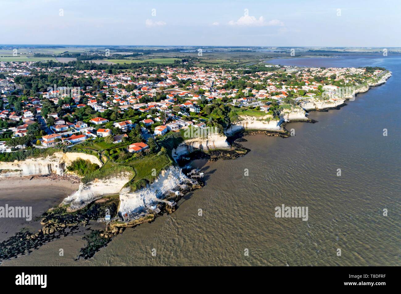 La France, Charente-Maritime, Saintonge, côte de Beauté, Royan, Meschers-sur-Gironde, falaises et habitations troglodytiques (vue aérienne) (vue aérienne) Banque D'Images