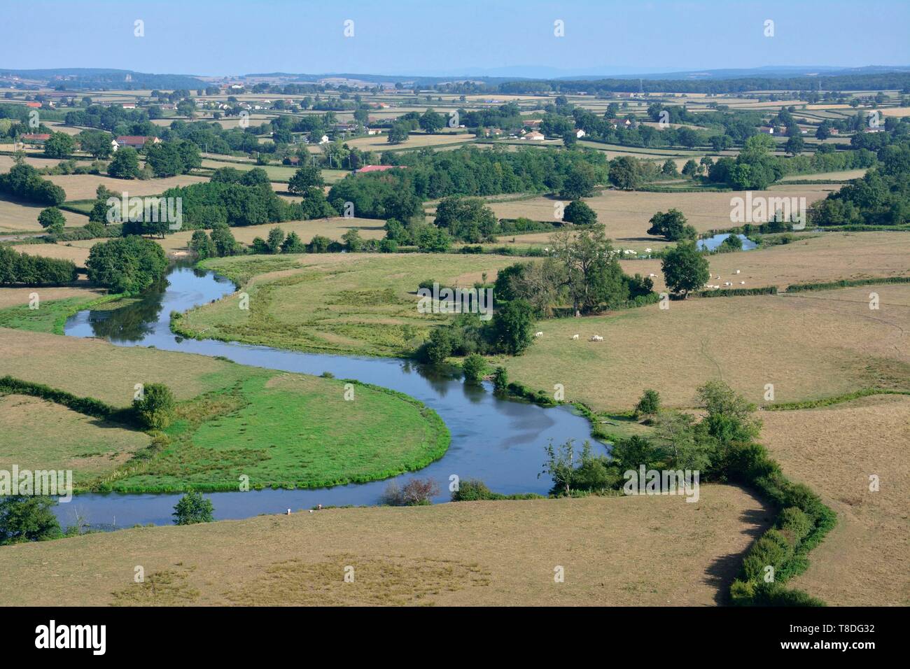France, Saône et Loire, Palinges, paysage rural, la rivière et les pâturages (vue aérienne) Banque D'Images