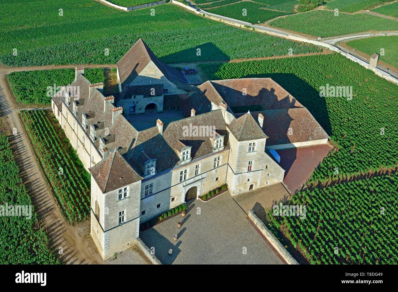 France, Côte d'Or, paysage culturel de climats de Bourgogne classé au Patrimoine Mondial de l'UNESCO, Côtes de Nuits, le château du Clos de Vougeot (vue aérienne) Banque D'Images