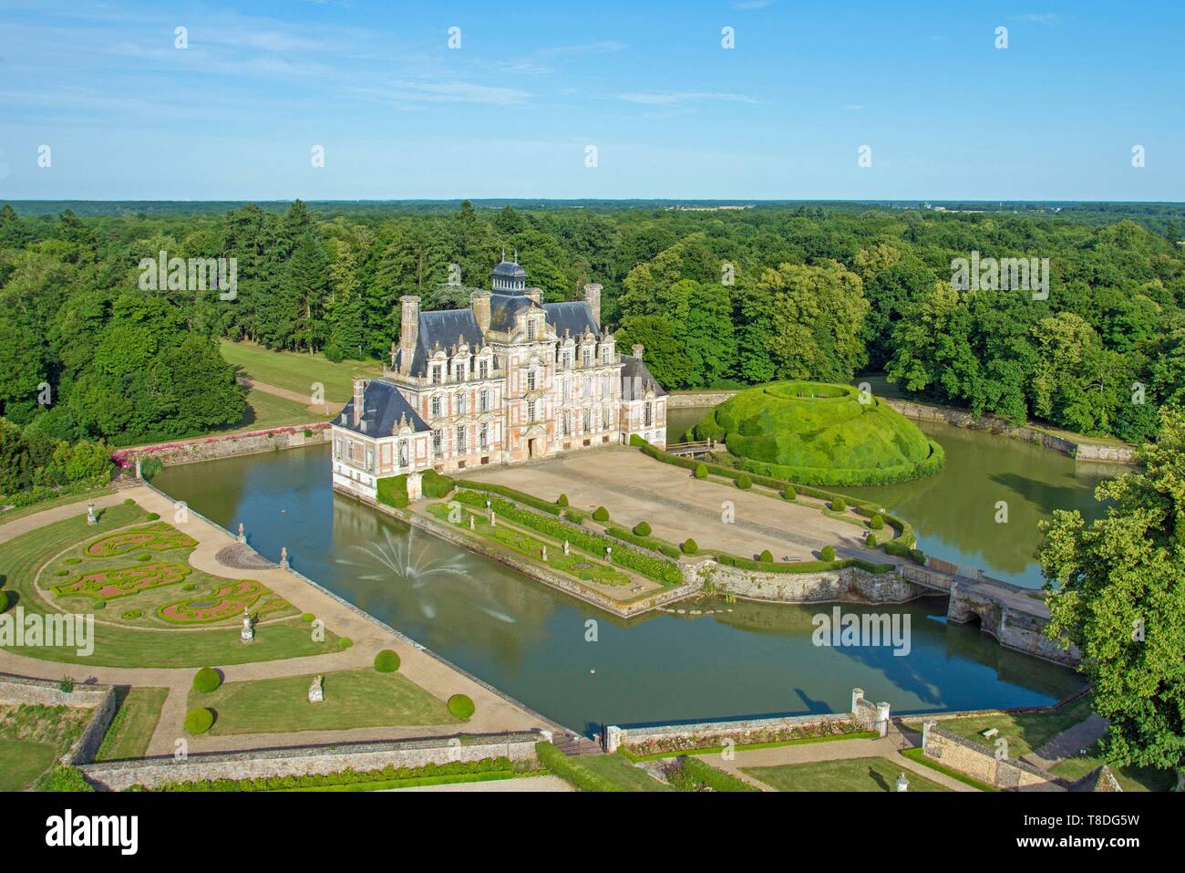 La France, l'Eure, le château de Beaumesnil, château avec Louis XIII typique de l'architecture, géré par Furstenberg Foundation (vue aérienne) Banque D'Images