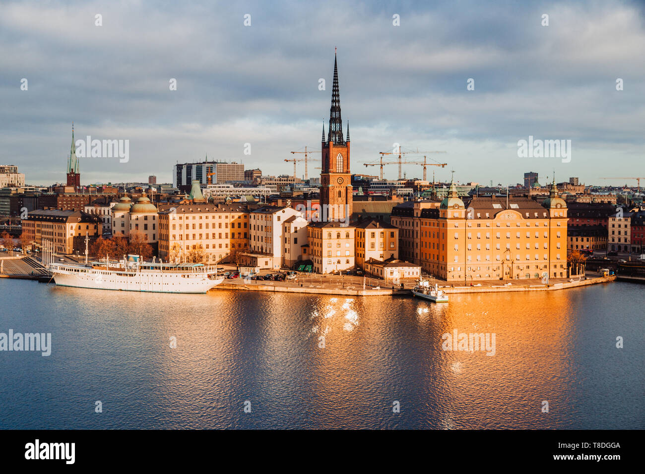La vue classique du centre-ville de Stockholm avec Riddarholmen célèbre à Gamla Stan dans la belle lumière du matin, d'or, Sodermalm Stockholm, Suède centrale Banque D'Images