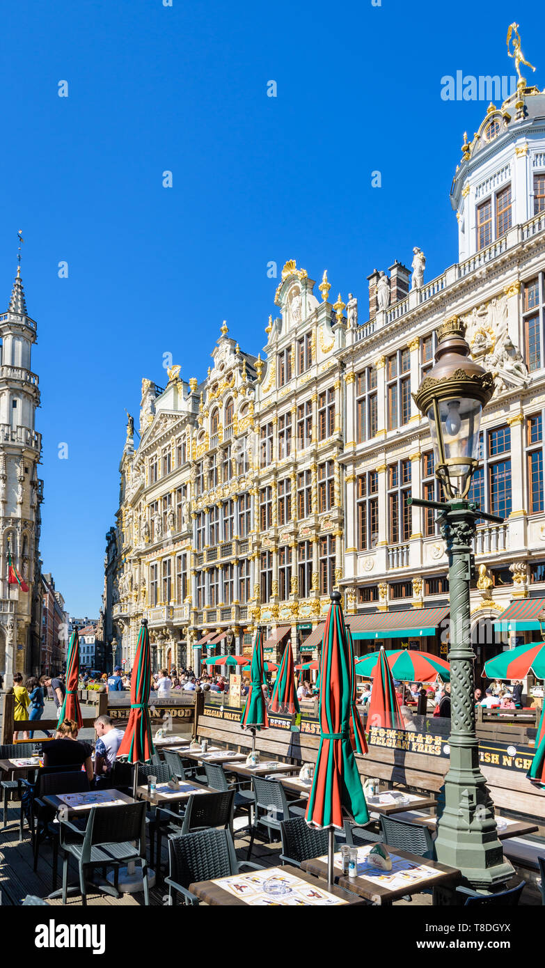 La Grand Place à Bruxelles, Belgique, est bordée de maisons de guilde opulent, avec des façades richement décorées, et de terrasses de cafés et restaurants. Banque D'Images