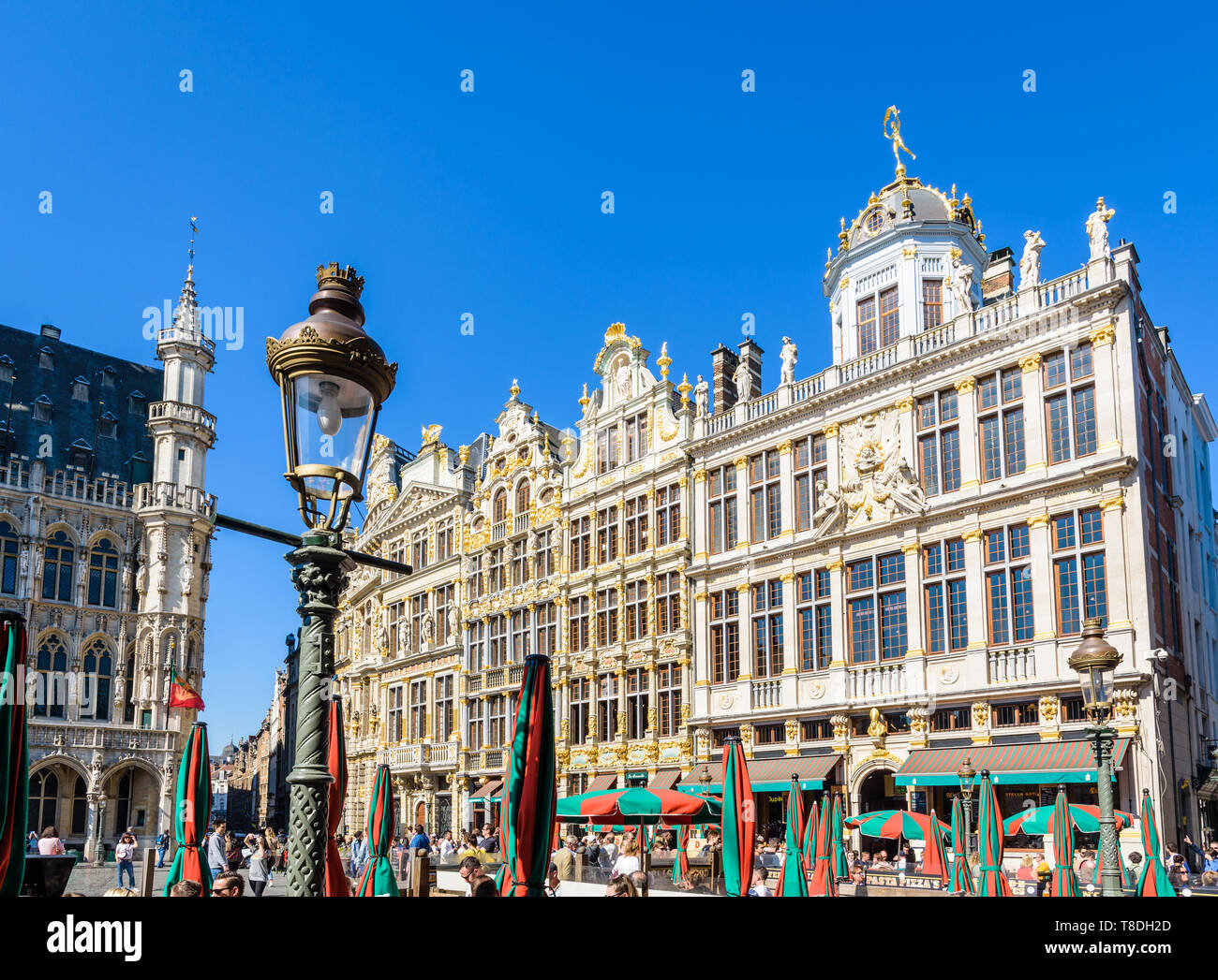 La Grand Place à Bruxelles, Belgique, est bordée de maisons de guilde opulent, avec des façades richement décorées, et de terrasses de cafés et restaurants. Banque D'Images