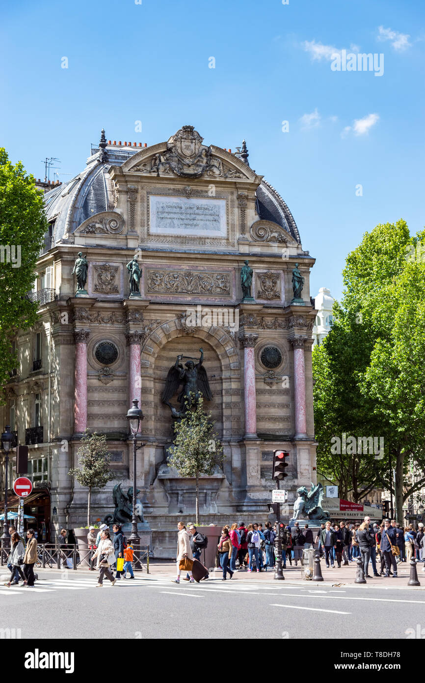 Fontaine Saint-Michel à Paris, France Banque D'Images